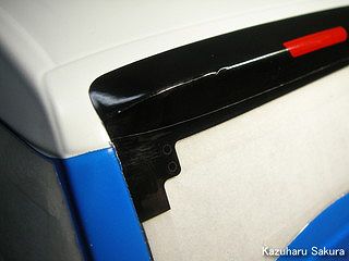 タミヤ CC-01 FJクルーザー 製作記  ～ ボディ製作 ～  ステッカーの貼り付け ～ リヤウインドウ枠の左上方のステッカーを貼る
